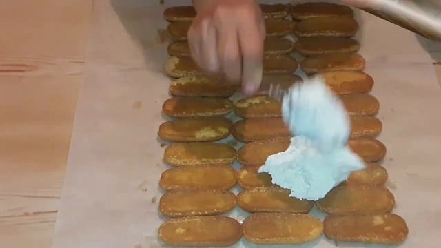 Вкуснейший десерт без выпечки! Рулет тирамису с творожным кремом! смотреть онлайн