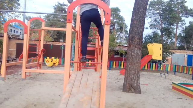 с турника прыгнул и сделал кувырок