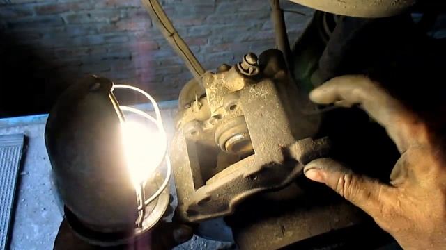 ПОЧЕМУ КЛИНЯТ ТОРМОЗА.КАК ДОЛЖЕН РАБОТАТЬ ТОРМОЗНОЙ СУППОРТ. смотреть онлайн