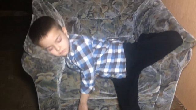 Ребёнок уснул в необычной позе в кресле смотреть онлайн