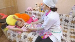 Ариша и Лиза показывают как важно мыть руки - дети играют в доктора | про уколы для детей