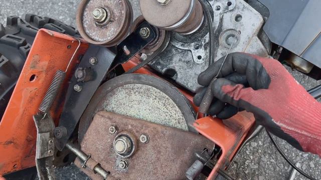 Replacing The Traction Drive Belt and Attachment Belt on Old Ariens Snow Blower 926101 (2005 model) смотреть онлайн