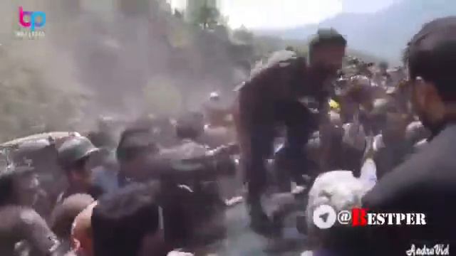 حمله خانواده معدنچی ها به خودروی روحانی смотреть онлайн