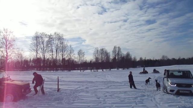 На поле приехали снегоходы =) смотреть онлайн