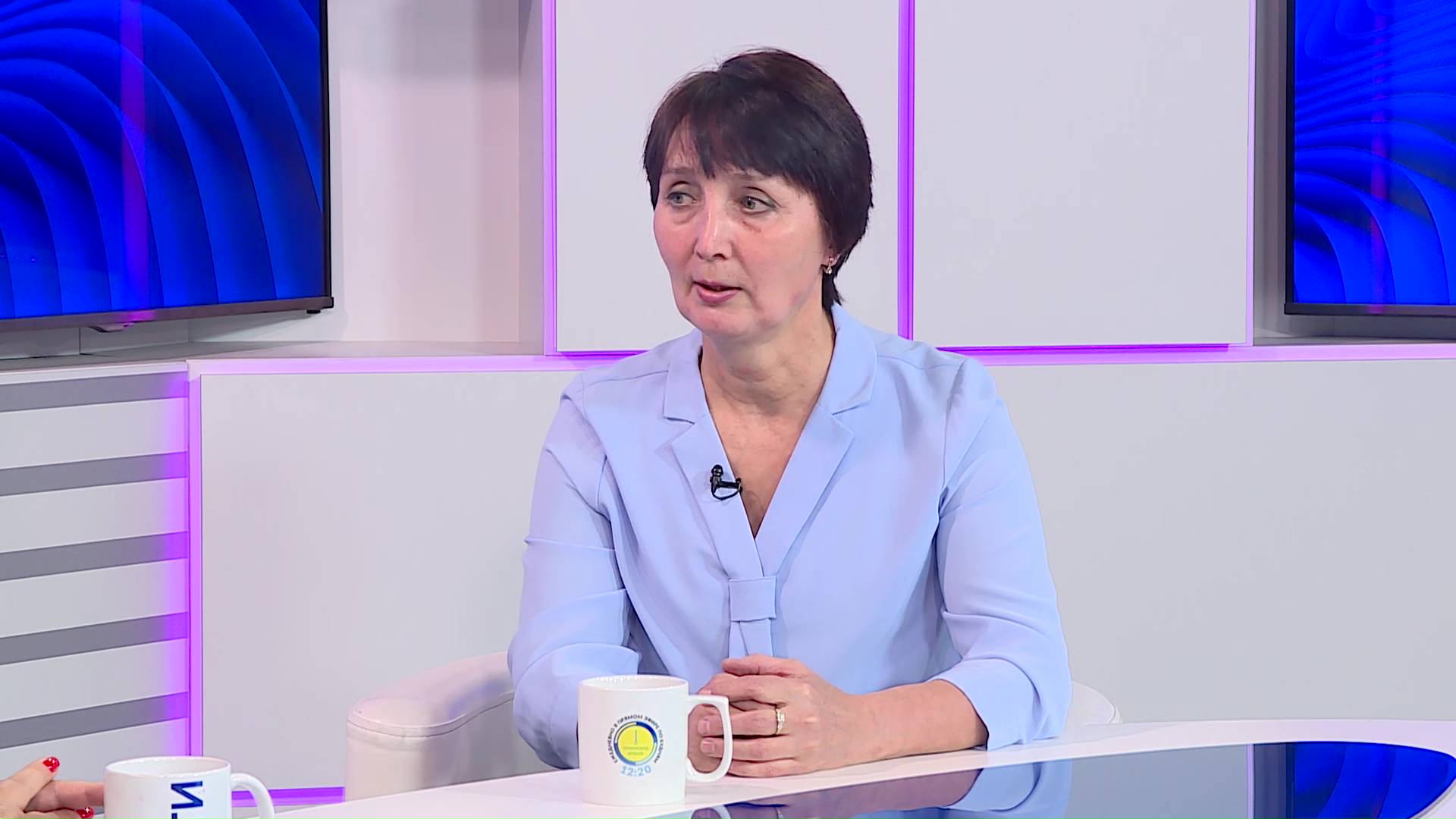 Волонтеры, плетущие маскировочные сети: "До победы будем стоять за станками" смотреть онлайн