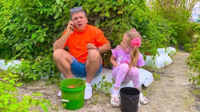 Настя с папой собирают овощи на ферме для мамы. История для детей смотреть онлайн