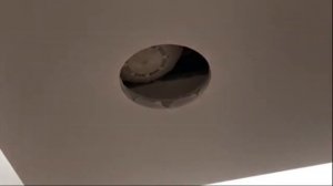 Как убрать пожарный датчик на натяжном потолке. Классное решение