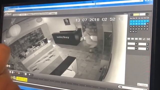 В Чернигове камеры зафиксировали ограбление магазина смотреть онлайн