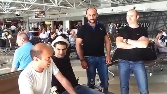 Грузинская песня в аэропорту (очень красиво!!) смотреть онлайн