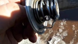 Как на УАЗе заменить термостат старого образца на нового образца.