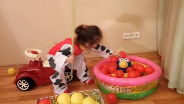 Надя,играя, учит цвета на английском языке. Nadi learns colors on Nadine show channel. смотреть онлайн
