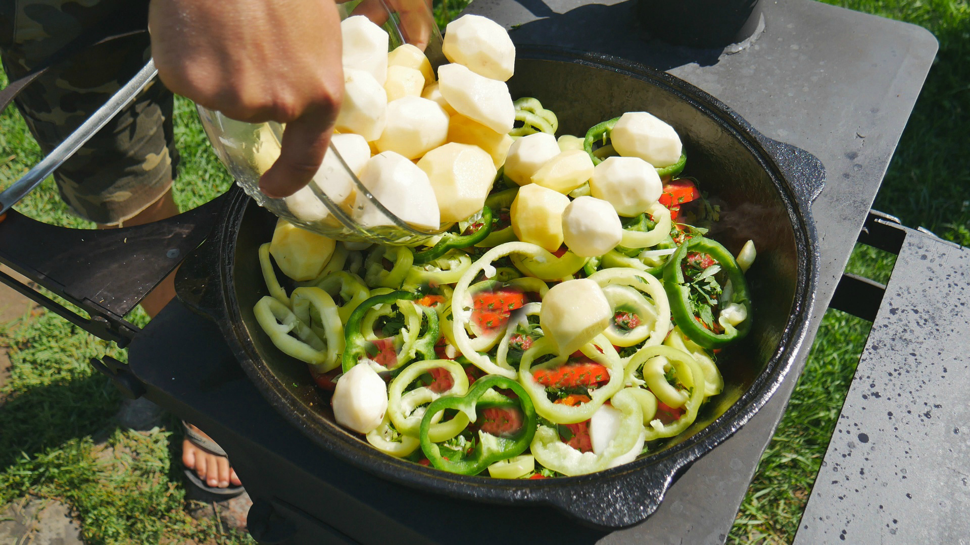 Нарханги или мясо с овощами в казане на костре. смотреть онлайн