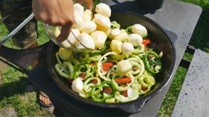 Нарханги или мясо с овощами в казане на костре.