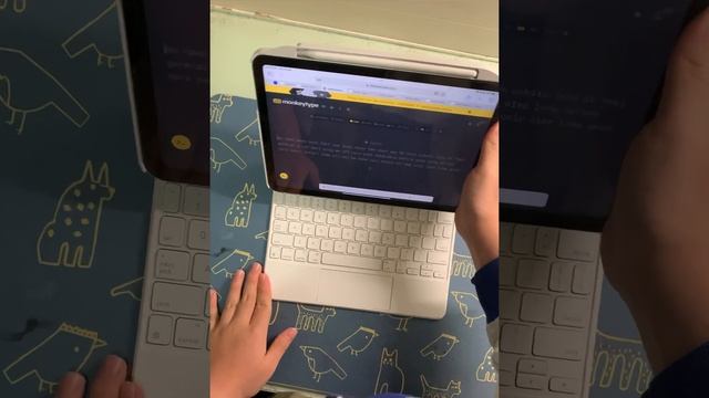 Difference on typing on a MacBook Air and a IPad Air 4 Magic Keyboard смотреть онлайн