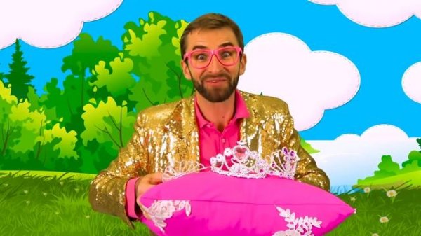 Sasha and friends play princesses