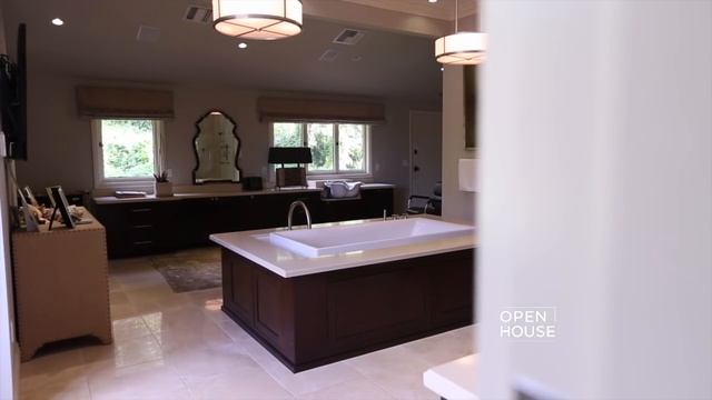 The Former Home of Mark Wahlberg смотреть онлайн