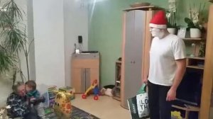 Дедушка мороз пугает детей