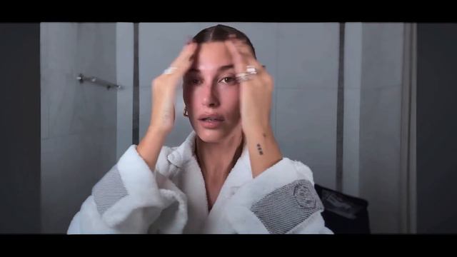 ХЕЙЛИ БИБЕР | Секреты идеальной кожи и макияж #хейлибибер смотреть онлайн