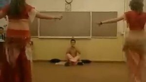 у парня стояк .avi