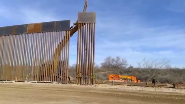 Техас самолично начал строить стену на границе США и Мексики смотреть онлайн