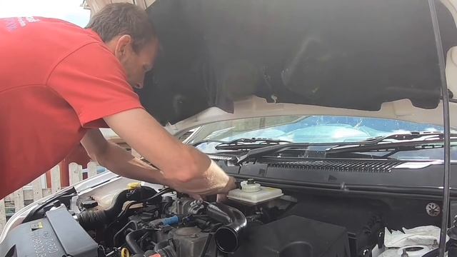 Replacing the 1.8 Ford Lynx Diesel Turbo engine Intake pipe and EGR actuator. смотреть онлайн