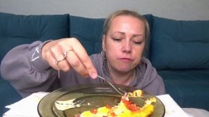 МУКБАНГ ЯИЦА ЖАРЕНЫЕ С КОЛБАСОЙ И ПОМИДОРАМИ, КОФЕЕК/// Mukbang еда на камеру/ не АСМР.