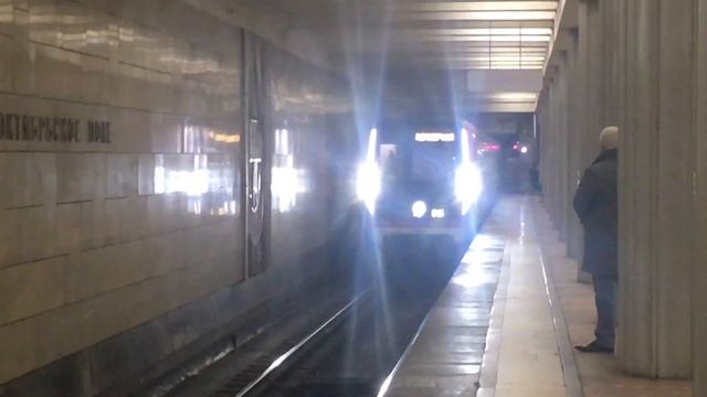 Электропоезд 81-765/766/767 «Москва» №45 прибывает на станцию Октябрьское поле смотреть онлайн