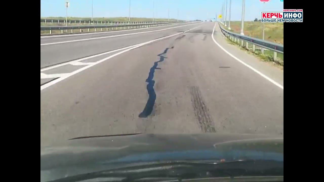 Провал всё больше: на съезде с «Тавриды» в Керчь водители «влетают» в огромную яму смотреть онлайн