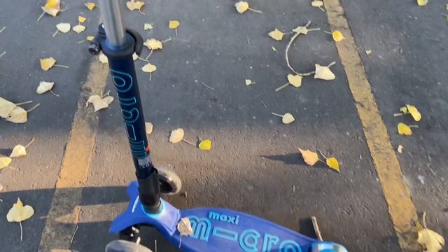 ?Close Up Video Of The Micro Kickboard Maxi Deluxe Foldable LED, 3-Wheeled Scooter Looks Like смотреть онлайн