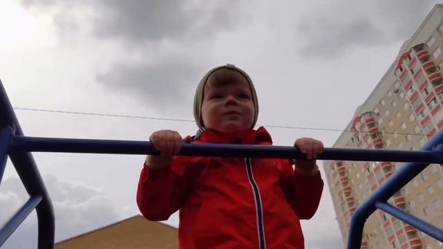 На детской площадке. Веселое занятие спортом смотреть онлайн