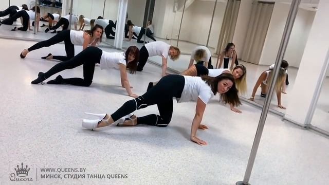 Инструктор по стрип-пластике Мария с группой начинающих смотреть онлайн