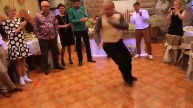 Жених танцует break dance для невесты! смотреть онлайн