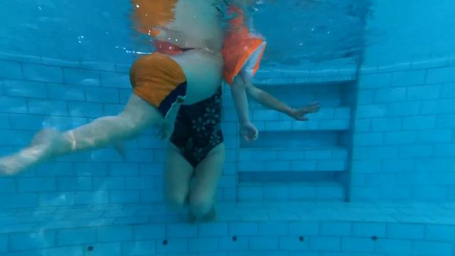Сашка Ныряет в Бассейне смотреть онлайн