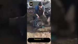 хохлы чистят карманы мертвых солдат рф