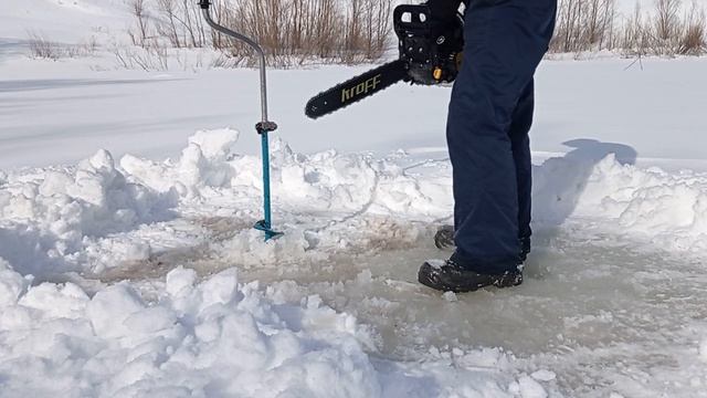 Пилю лёд бензопилой KROFF!!! Рыба в шоке!!! Такого окунь здесь ещё не видел... смотреть онлайн