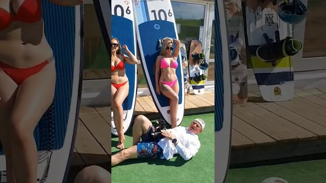 Фотограф показывает как нужно правильно позировать смотреть онлайн