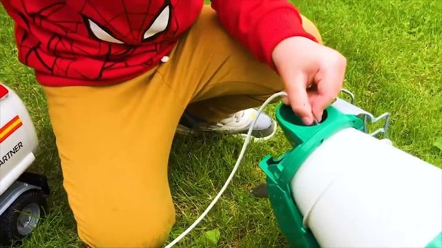 Бетоновоз приехал на помощь большому Бетоновозу. Машинки застряли в грязи смотреть онлайн