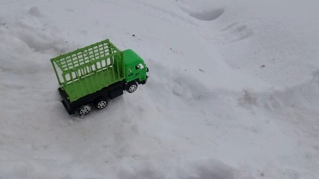 Грузовик съехал со снежной горы и перевернулся смотреть онлайн