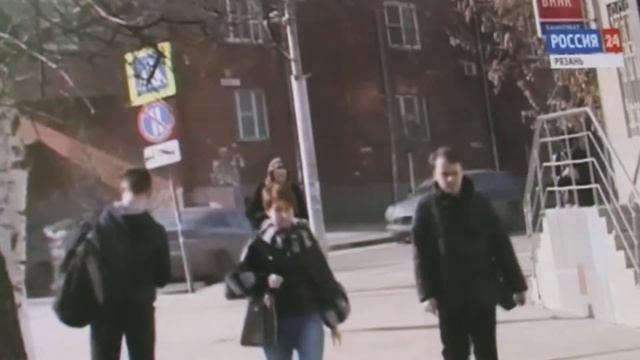В Рязани 90-летняя пенсионерка бесплатно подметает площадь Свободы смотреть онлайн