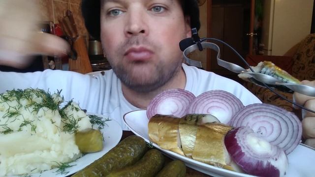 МУКБАНГ СКУМБРИЯ И ПЮРЕ |  ОБЖОР / MUKBANG Smoked Mackerel With Potatoes