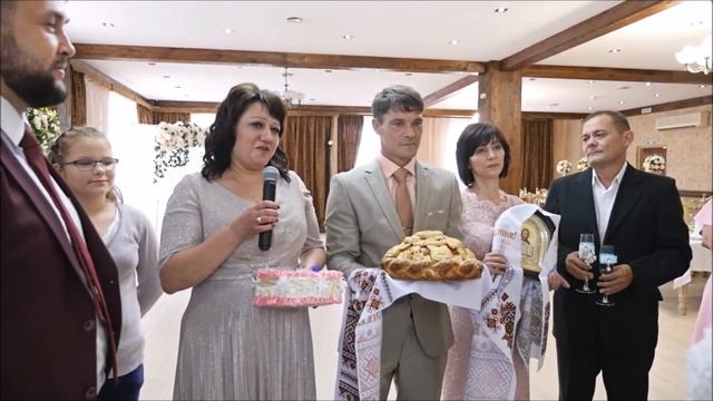 Прикольная встреча молодожёнов в ресторане. Гости попадали со смеху смотреть онлайн