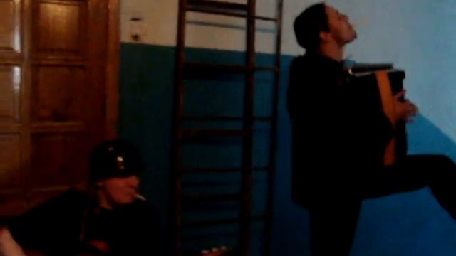 Ансамбль "ЭМОБОЙ И ГОЛУБОЙ" в подъезде.MPG смотреть онлайн