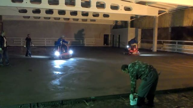 Промышленный пол: втирание топпинга