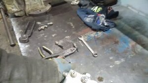 Сороконожка часть 175. Мерседес Актрос 4144к. Замена насоса подъёма кабины, прокачка системы.