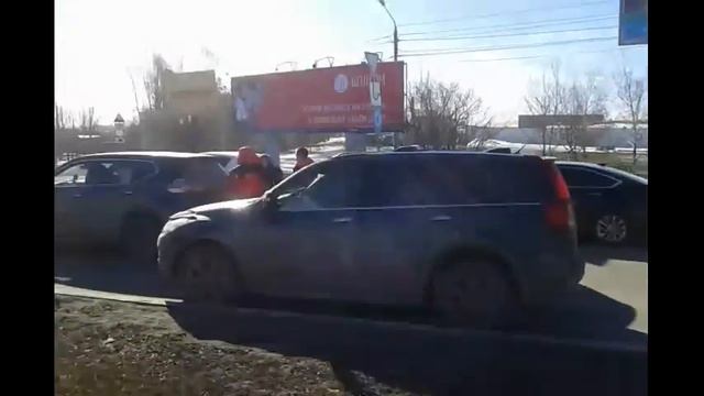 В кроссовер с водителем на костылях въехала иномарка смотреть онлайн