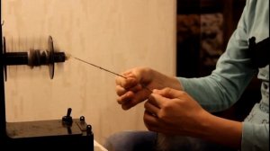 Учим Лилю (7 лет) прясть шерсть на прялке