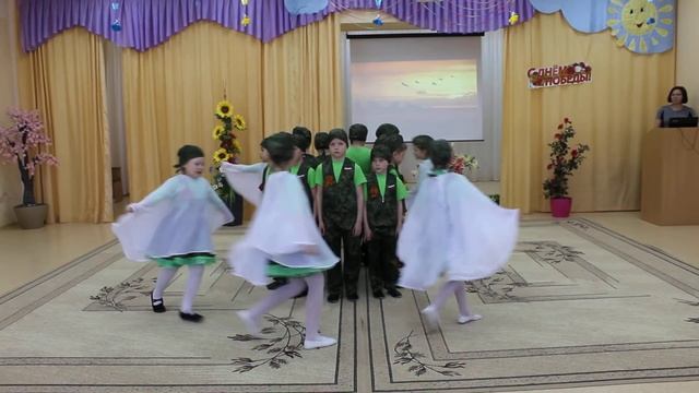 танец "Журавли" в исполнении подготовительной группы детского сада № 83 смотреть онлайн