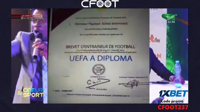 🤣 Quand on affiche le diplôme d’entraîneur de Rigobert Song à l’antenne 🇨🇲🦁 смотреть онлайн