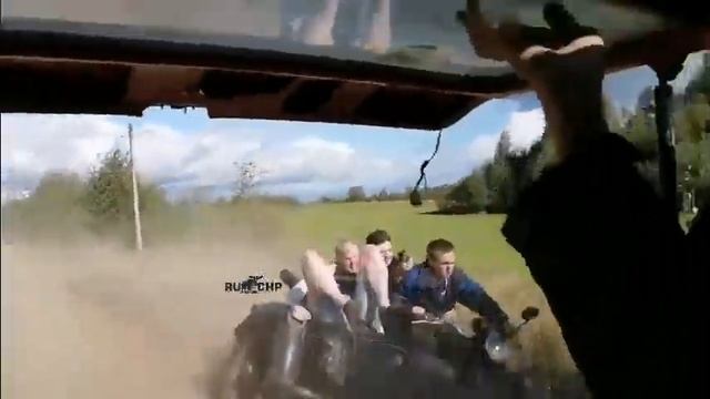 Буксировка мотоцикла по грунтовой дороге пошла не по плану смотреть онлайн