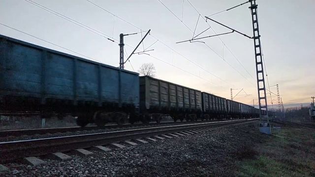 Тепловоз 2ТЭ25КМ-0261 с грузовым поездом смотреть онлайн